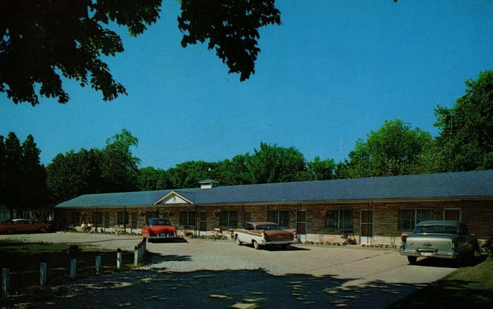 Portage Lake Motel (Wissners Motel, Sprengers Lakeview Motel) - Vintage Postcard